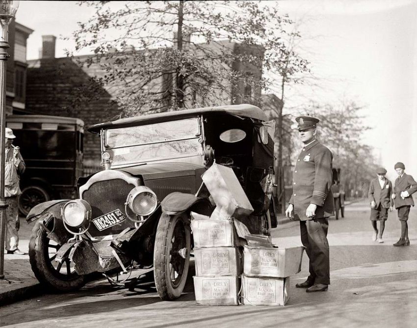 American car accident from early 20th century