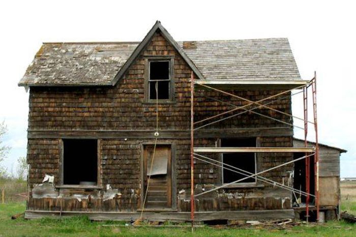 Old Canadian Farmhouse Turns Into A Real Dollhouse