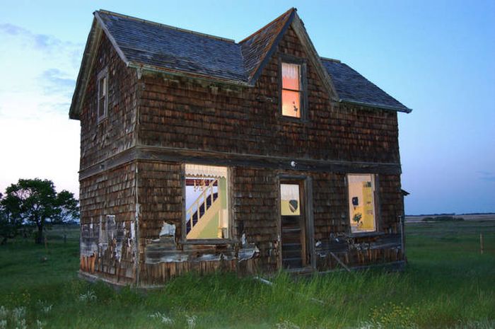 Old Canadian Farmhouse Turns Into A Real Dollhouse