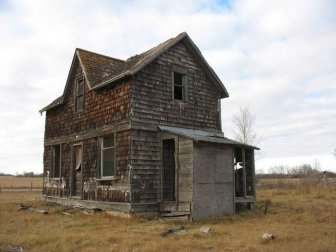 Old Canadian Farmhouse Turns Into A Real Dollhouse