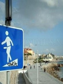 Funny and Awkward Beach Signs 
