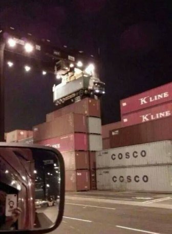 Truck Driver Forgot to Uncouple the Container