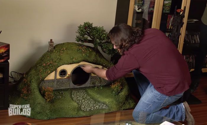 This Lord Of The Rings Litter Box Is A Cat's Dream Come True