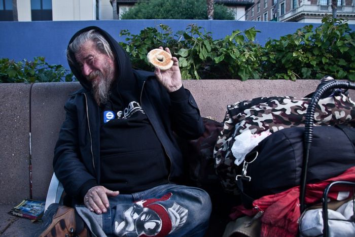 Photographer Is Helping The Homeless With The Bagel Project
