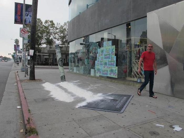 This Giant Cocaine Snorting Oscar Statue Has Taken Over Hollywood Boulevard