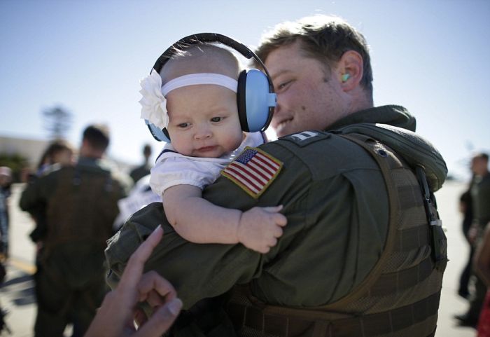 US Navy Officer Returns And Meets His Daughter For The First Time Ever
