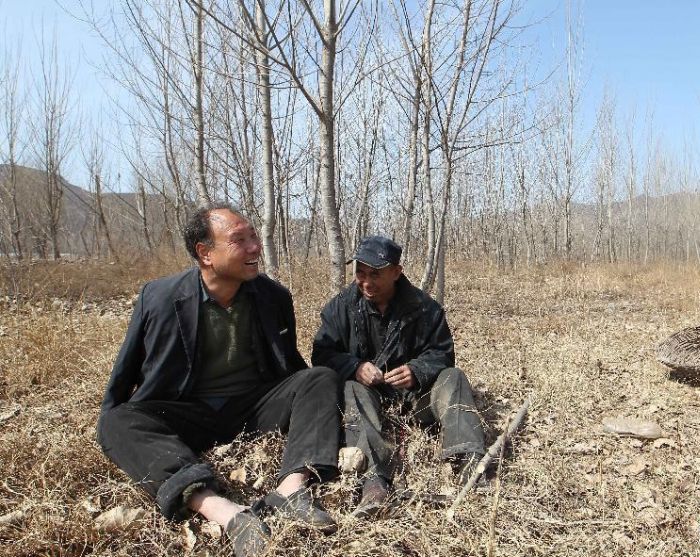 This Blind Man And His Friend With No Arms Planted 10,000 Trees In China