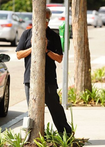 Dustin Hoffman Plays Hide And Seek On The Streets Of LA