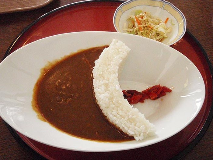 Japanese Restaurants Serve Curry With A Rice Dam