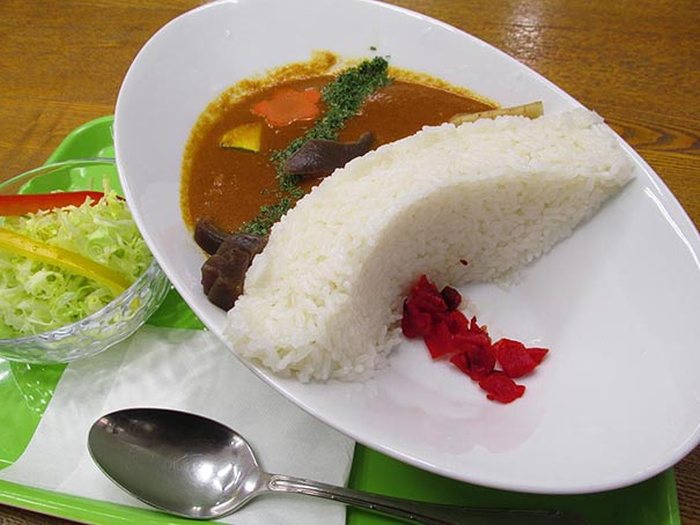 Japanese Restaurants Serve Curry With A Rice Dam
