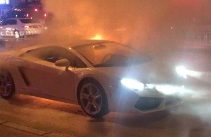 Lamborghini Catches Fire And Burns To The Ground
