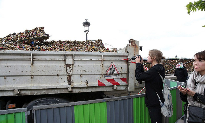 Paris Has Removed Thousands Of Padlocks From The Pont des Arts Bridge