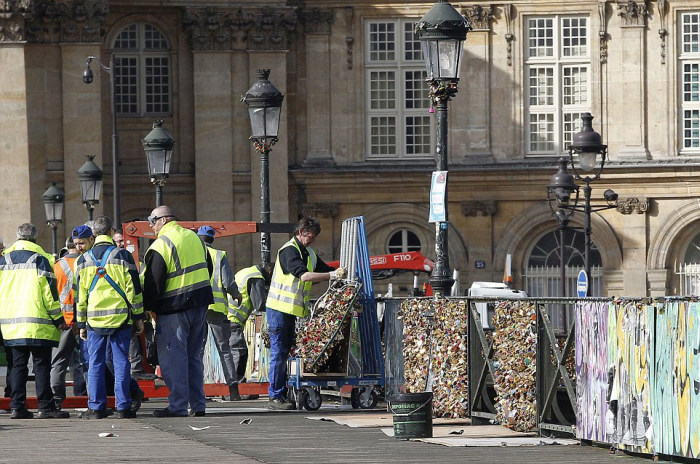 Paris Has Removed Thousands Of Padlocks From The Pont des Arts Bridge