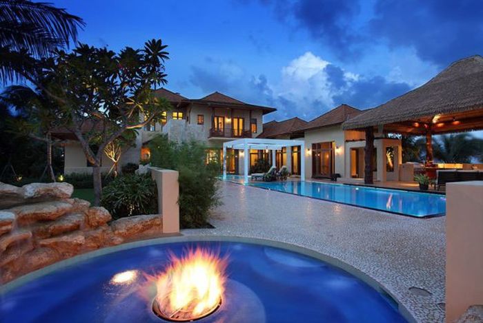 This Seafront Mansion In Florida Is Absolutely Stunning