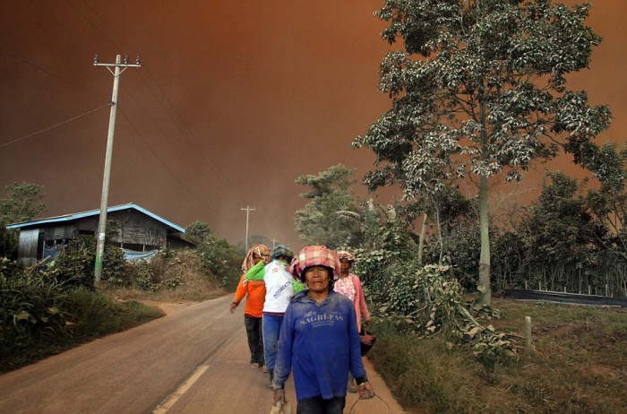 Rumbling Volcano Forces Thousands Of Indonesian Villagers To Leave Their Homes