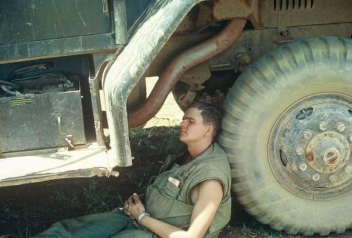 Rare Photos Of American Soldiers Relaxing In Vietnam