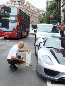 Millionaire Blocks Busy London Street To Get His Porsche Washed