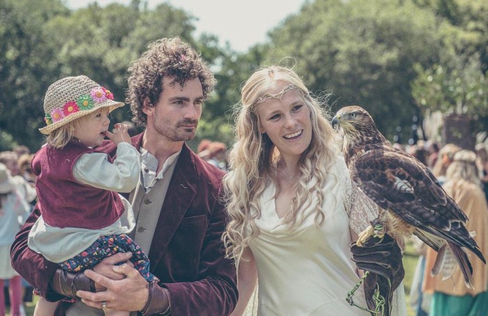 Couple Turns Their Garden Into Middle Earth For A Hobbit Themed Wedding