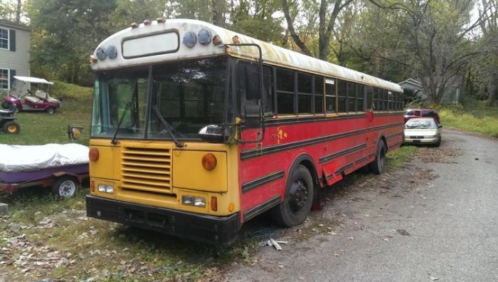 Old School Bus Gets Transformed Into Awesome Motor Home By College Graduates