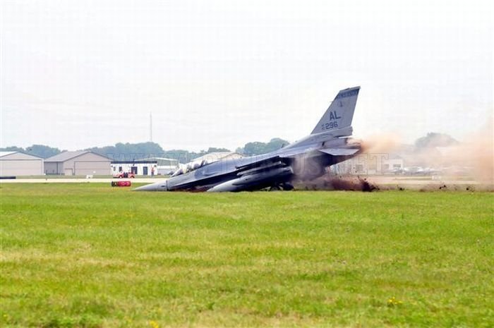 F-16 Landing Mishap 