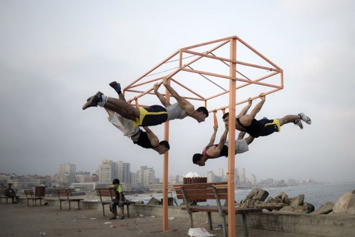 A New Gravity Defying Fitness Trend Is Taking Over The Streets Of Palestine