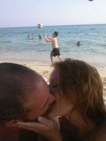 Couple Kissing On The Beach Asks The Internet For Photoshop Help