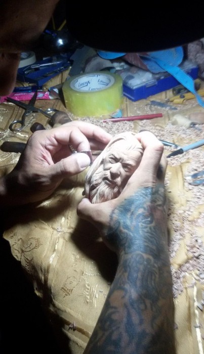 Sculptor Creates Smoking Pipe With Gandalf's Face On It