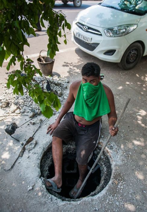 Sewer Divers In Delhi Have A Gross Job That Pays Very Little