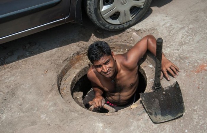 Sewer Divers In Delhi Have A Gross Job That Pays Very Little