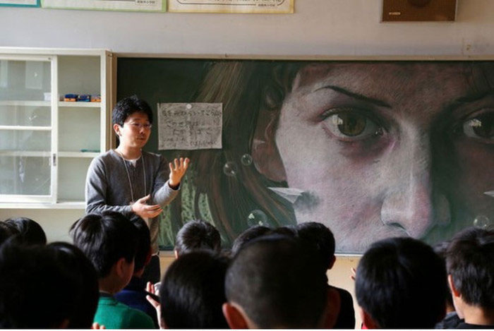 Class Artist Draws Incredible Pictures On The Chalkboard