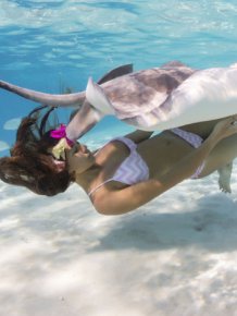 Underwater Photos Show Gorgeous Models Swimming With Stingrays