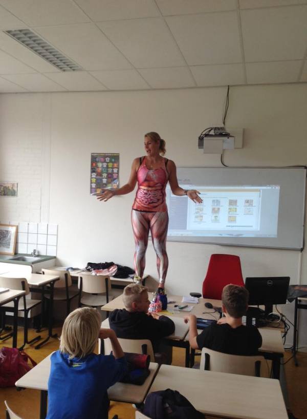 Teacher Sheds Her Skin And Shows Off Her Body In The Classroom