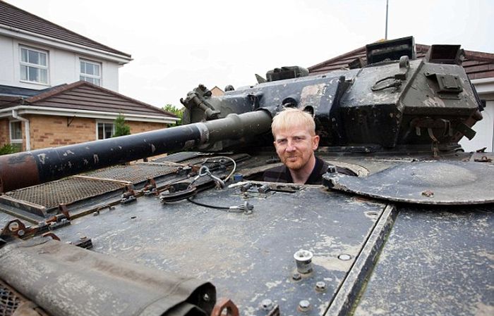 This Man Won A Tank At An Auction Then Realized He Had Nowhere To Park It