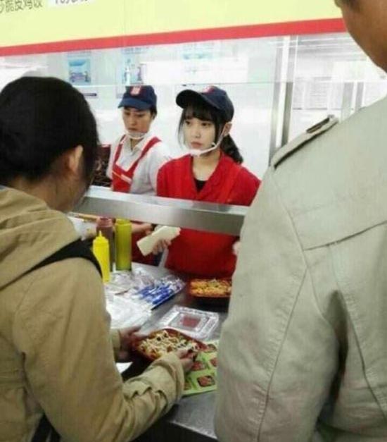 The Men At Yangzhou University Are Lining Up For This 'Cafeteria Goddess'