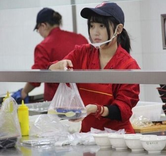 The Men At Yangzhou University Are Lining Up For This 'Cafeteria Goddess'