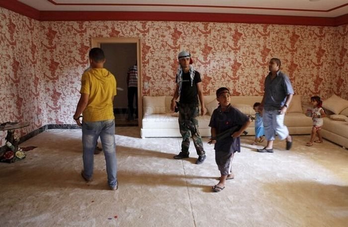 Libyan Rebels Inside Muammar Gaddafi House 
