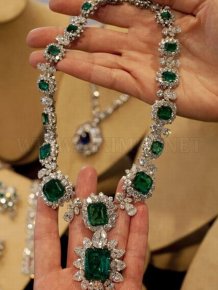 Elizabeth Taylor's Diamond Jewellery Going For Auction 