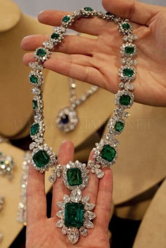 Elizabeth Taylor's Diamond Jewellery Going For Auction 