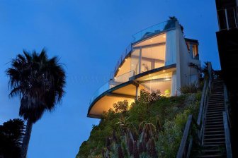 Luxurious mansion in Laguna Beach for $ 9,995,000