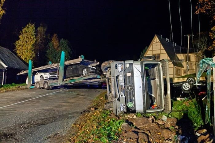 Truck carrying a new Mercedes crashed in Estonia