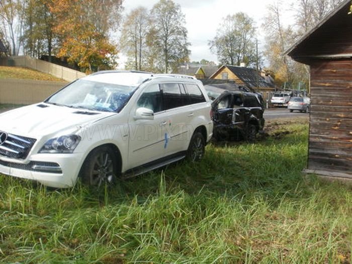 Truck carrying a new Mercedes crashed in Estonia
