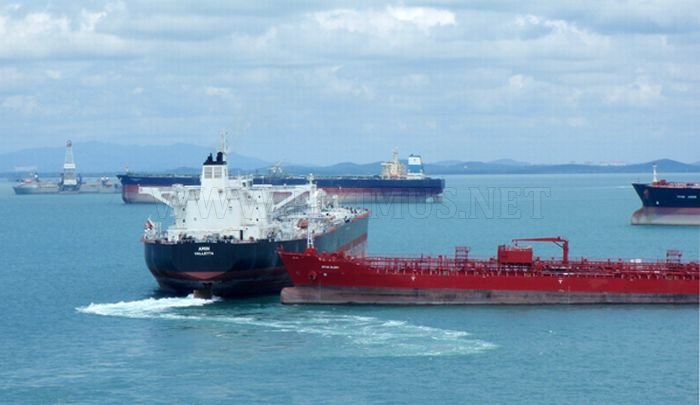 Tankers Almost Collided in Singapore 