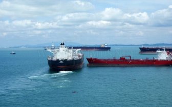 Tankers Almost Collided in Singapore 