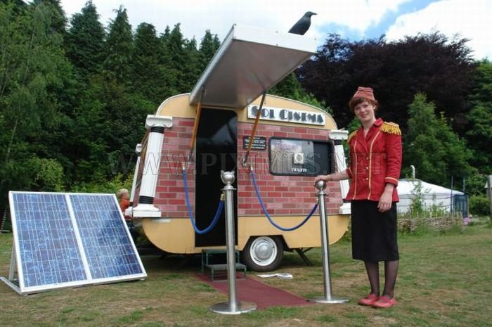 The smallest cinema powered by the sun
