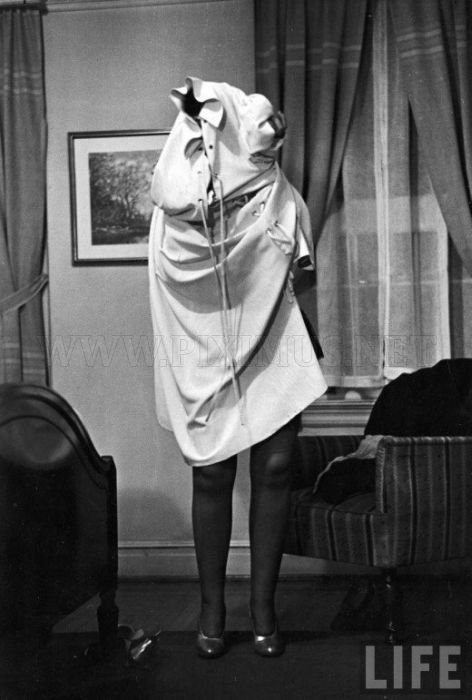 Striptease Lesson in 1937 (11 pics)