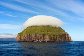 An island with a crown of clouds - Luytla-Duymun