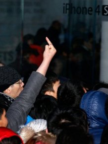 Beijing Apple store pelted with eggs