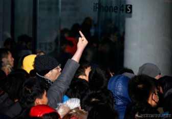 Beijing Apple store pelted with eggs