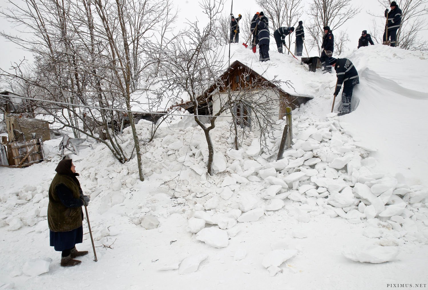 Село качки занесенное снегом. Деревню занесло снегом. Сугробы в деревне. Деревню завалило снегом. Много снега в деревне.