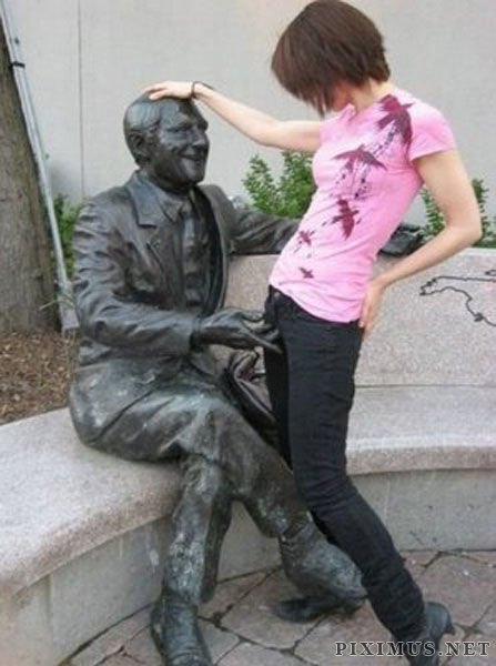 Ridiculous Photos with Statues  